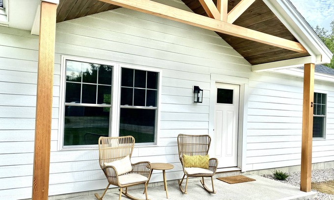 Bridgton House | Modern Mountain Home- Family Friendly Close to Moose Pond/Pleasant Mountain