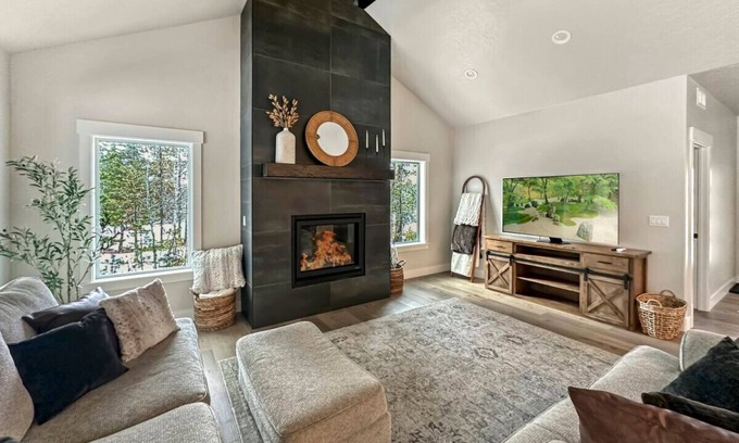Donnelly House | Modern Mountain Retreat with Hot Tub