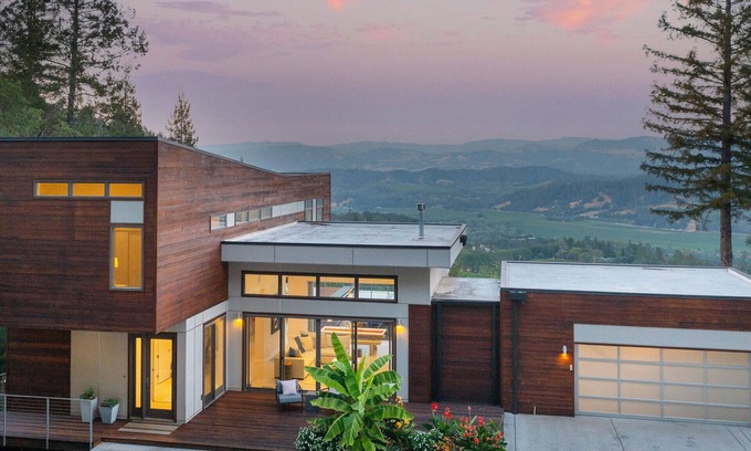Healdsburg House | Modern Mountain Top Retreat