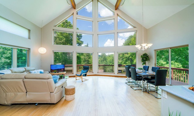 Marshall House | Modern Mountain Retreat~120acres! Pond~Boat~Trails~Playground~Whirlpool~Games!