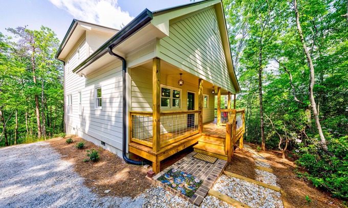 Dahlonega Cabin | Modern mountain-view retreat with private deck, firepit, grill, fireplace, & W/D