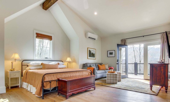 Glenville Apartment | Modern Mountain-View Gem w/Deck in Glenville