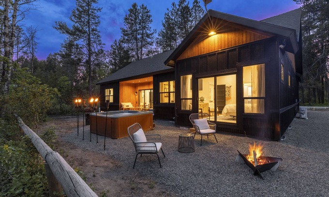 Donnelly Cabin | Modern Mtn Retreat: Lakefront, Direct Beach Access & Hot Tub by Tamarack Resort