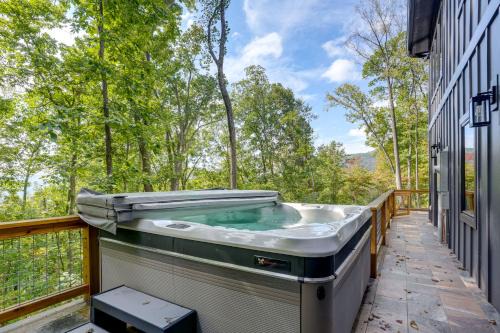 Nellysford House | Modern Nellysford Getaway with View Deck and Fire Pit