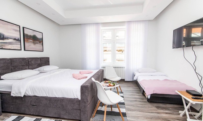 Old Town Apartment | Modern Newly Refurbished Studio! Main Street