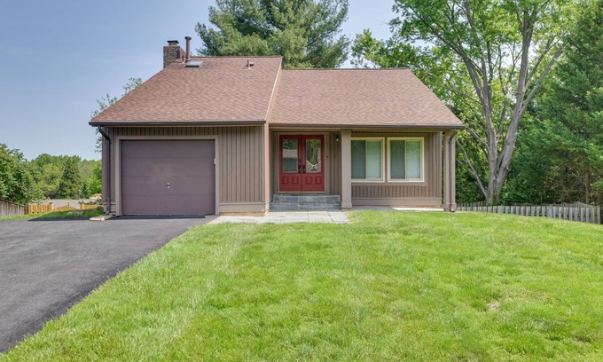 North Potomac House | Modern North Potomac Home w/ Furnished Deck!