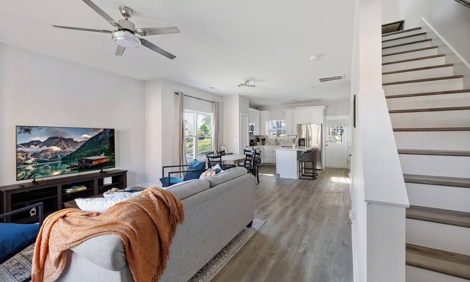 Kannapolis House | Modern Oasis Full Duplex 6 Bed 4.2 Bath, Walk to DT
