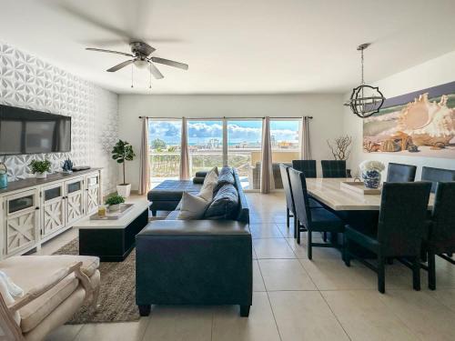Las Conchas House | Modern Ocean View Condo with Pools & Gym N702