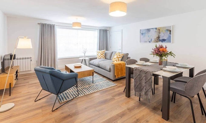 Ely Apartment | Modern One Bed Flat Near Ely Cathedral - Sleeps 4