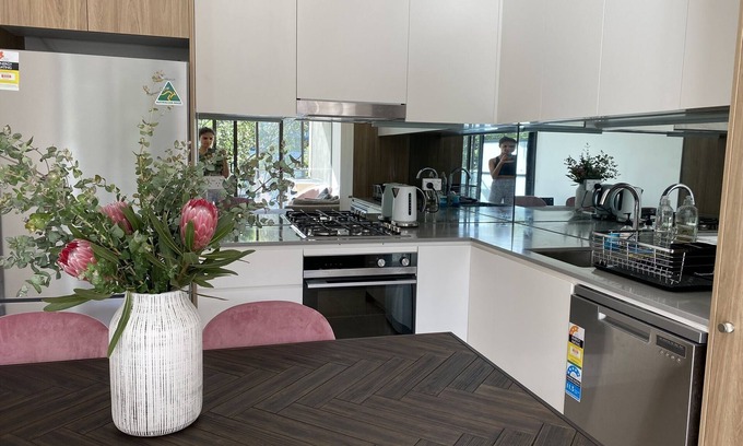 Waterloo Apartment | Modern one-bedroom apartment in Sydney - 20 minutes from Bondi Beach!