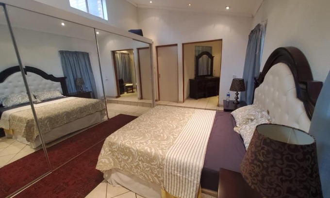 Greater Johannesburg Metropolitan Area Apartment | Modern One-Bedroom Retreat in Midrand