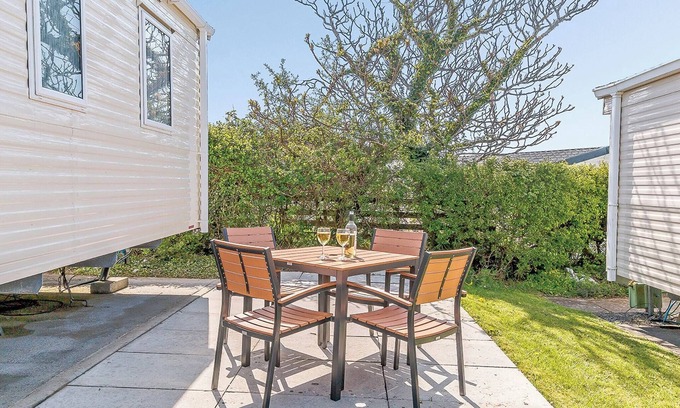 Wiseman's Bridge House | Modern open plan caravan with one double with en suite W.
