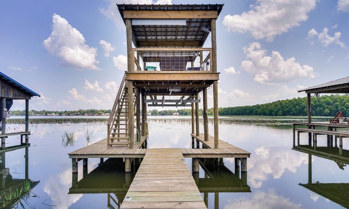 Lakeland Cottage | Modern Oscar Retreat Perched on False River!