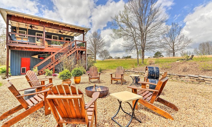 Chatsworth Apartment | Modern Outdoor Escape: Deck, Kayak, Mtn Views