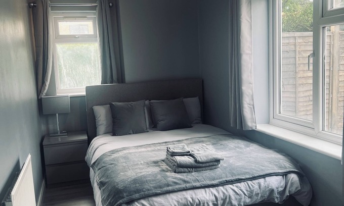 Oxford Apartment | Modern Oxford Retreat - Free parking