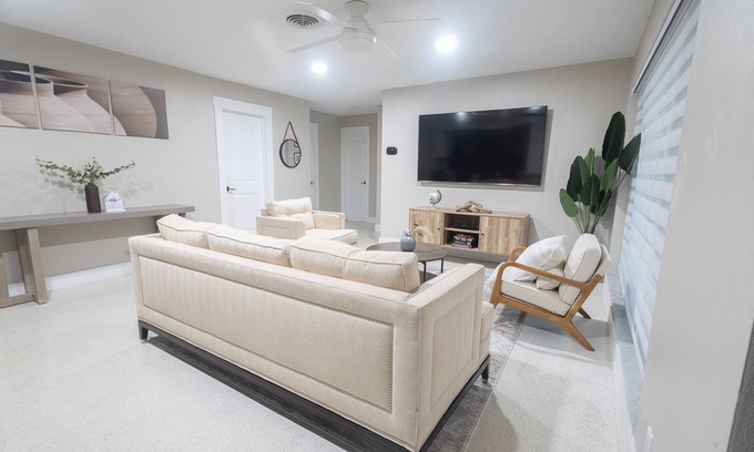 Garden Isles House | Modern pool deck home minutes to beach and golfing!
