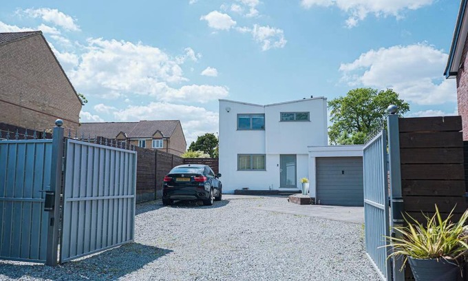 Shirley House | Modern Private Gated Luxury Home Getaway