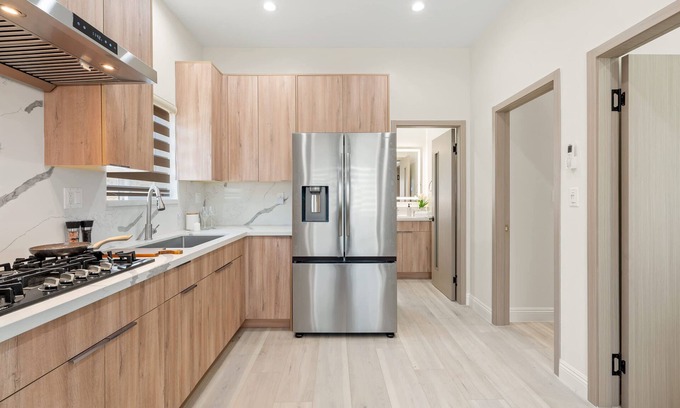 West Covina House | Modern Private Home w Full Kitchen Parking