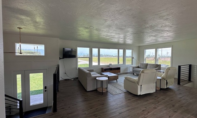 Kalispell House | Modern, quiet, and spacious country home just minutes from all amenities