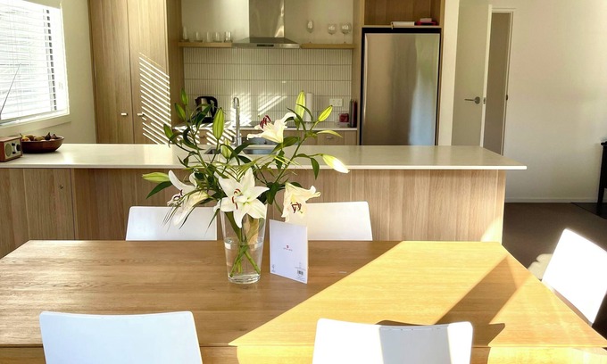 Wanaka Cottage | Modern quiet cottage close to lake - Situated in quaint old Wanaka