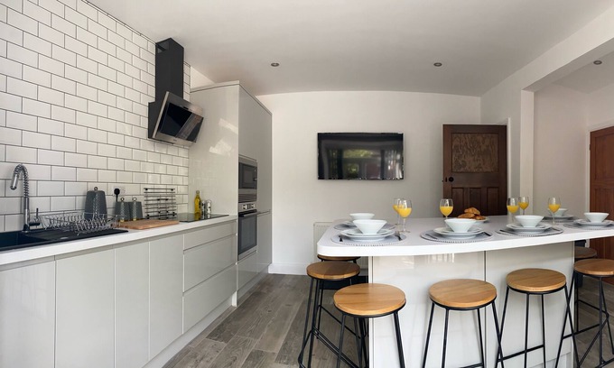 Doncaster House | Modern Refurb *Free Parking*Racecourse* A1 & M18.