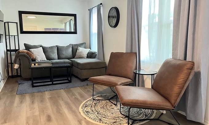 Warren House | Modern & Renovated 3B/1B Home - Quiet & Cozyn