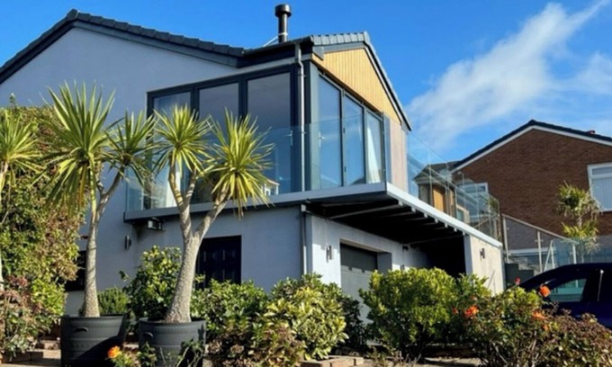 Exmouth House | Modern renovated air conditioned bungalow with sea views