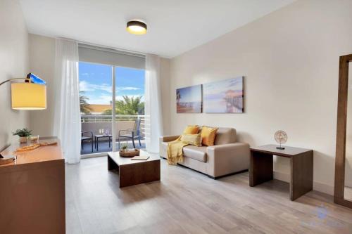 Hollywood Apartment | Modern Resort - Terrace - Up To 6 - Near Beach