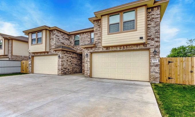 Central Southwest House | Modern Retreat Near Med Center – Quick Drive to NRG!
