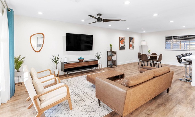 Cox Heights House | Modern Retreat Near Old Town