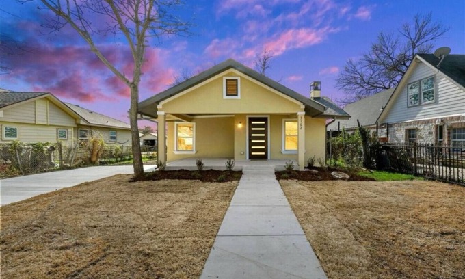South Dallas - Fair Park House | Modern Retreat with Pool Table