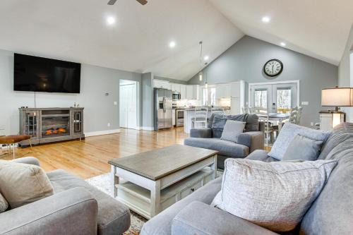 Maggie Valley House | Modern Retreat with Mtn Views in Maggie Valley!