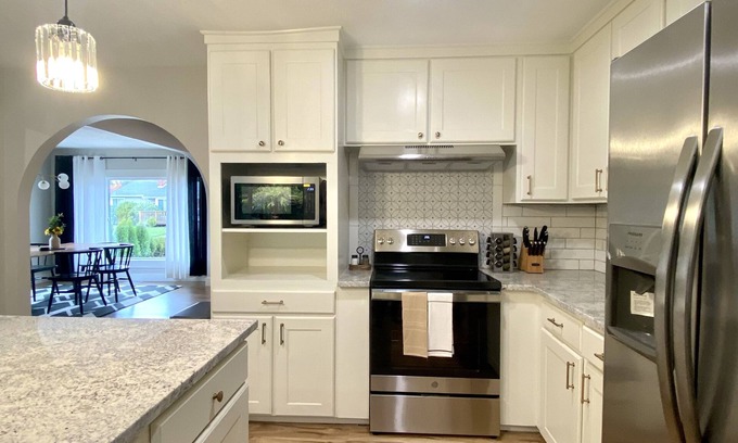 Cedar Hills House | Modern Retro Chic 3B/2BR House in Beaverton, OR