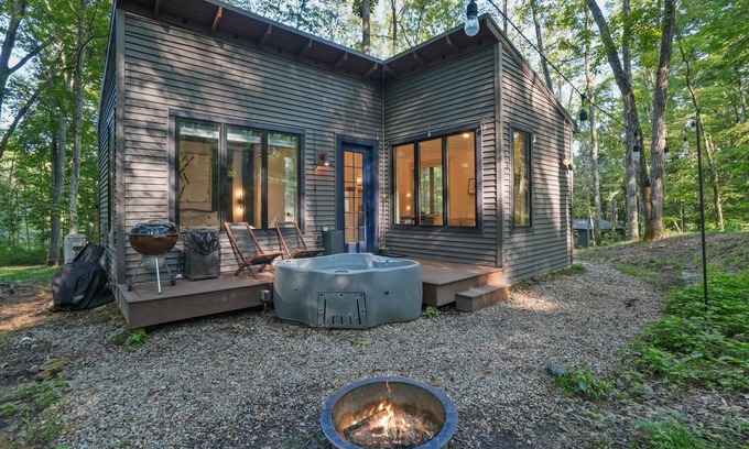 New Plymouth Cabin | Modern Romantic Getaway Cabin - Hocking Hills