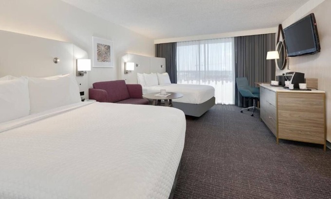 Downtown Dallas Hotel | Modern Room & Fine Dining in Downtown Dallas! Outdoor Pool!