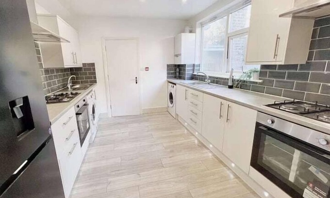 Harlesden Apartment | Modern Room in Centrally Located- Room 4