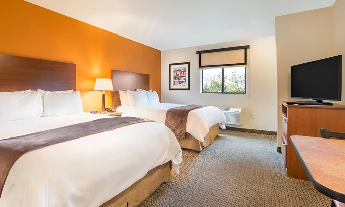 Wixom Hotel | Modern Room w/Kitchen Near Suburban Collection Showplace & Lyon Oaks County