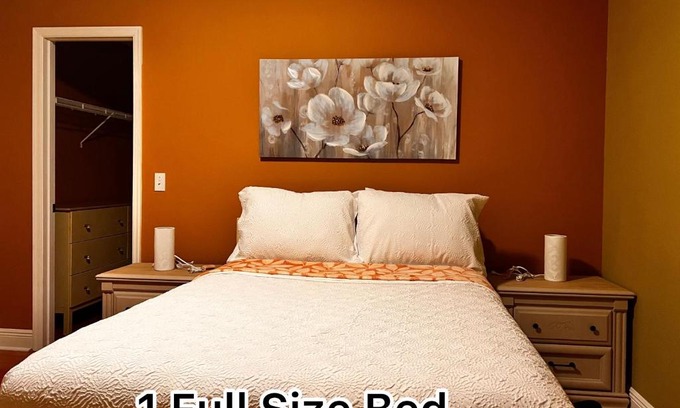 Orlando House | Modern Room With Shared Bathroom