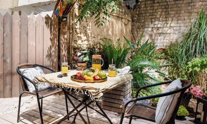 Kerem HaTeimanim Apartment | Modern-Rustic Haven in the City by Sea N Rent