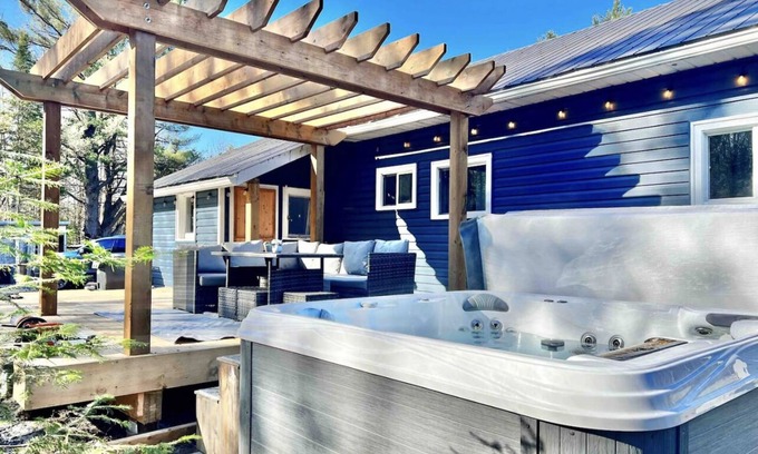 Bracebridge Cottage | Modern/Rustic Home on 8 Acres forest *HOT TUB*