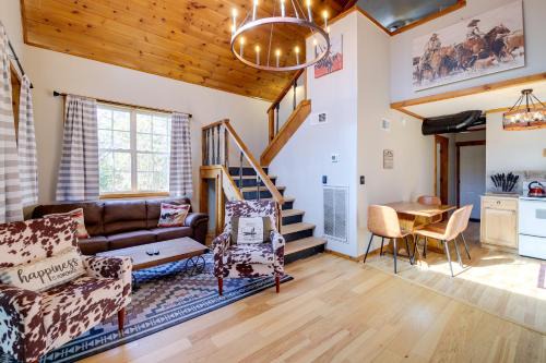 Cosby House | Modern-Rustic Love Cabin in Cosby Deck and Grill