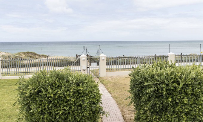 Pollok Beach Hotel | Modern Seaview Apartment