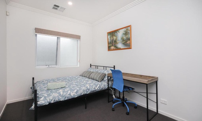 Oaklands Park House | Modern Share house, private bedroom with double size bed, 7min to beach