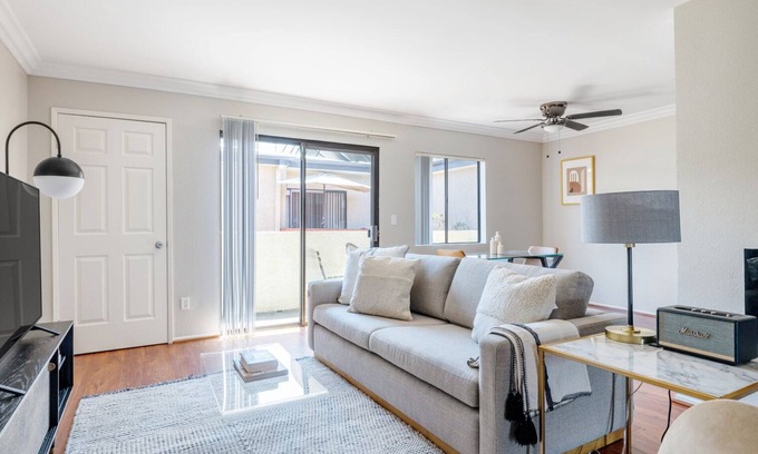 Sherman Oaks Apartment | Modern Sherman Oaks 2BR w/Gym, Courtyard, near WF + TJ, by Blueground