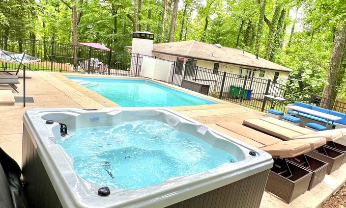 Briarcliff Heights House | Modern single story 3 Bdrm house with 1-Bdrm Guest House, HotTub&SUMMER:Pool