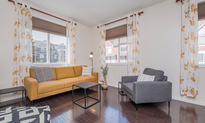 Southeast Edmonton House | Modern South Edmonton 4-Bedroom, 2.5 Bath Townhouse with Office & Double Garage