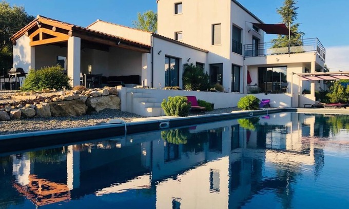 Pertuis House | Modern South Luberon villa, 18m swimming corridor, panoramic view of Ste Victoire
