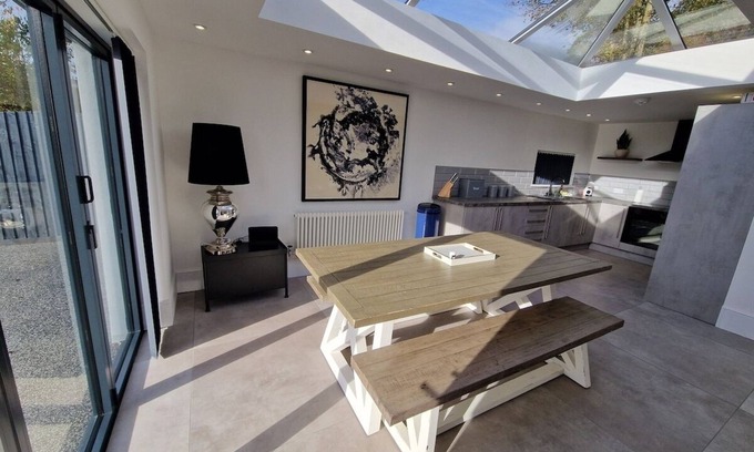 Merthyr Tydfil House | Modern & Spacious 5 Bedroom Bungalow with Parking