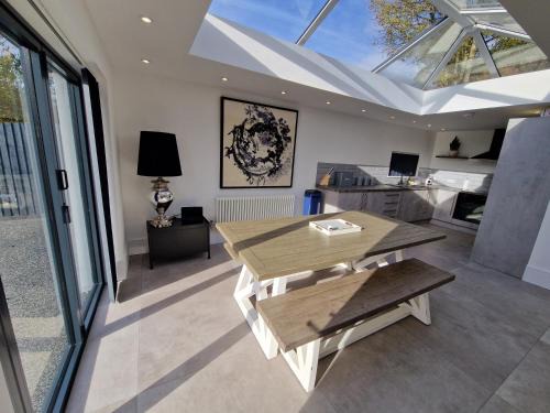 Merthyr Tydfil House | Modern & Spacious 5 Bedroom Bungalow with Parking Near Brecon Beacons & Bike Park Wales