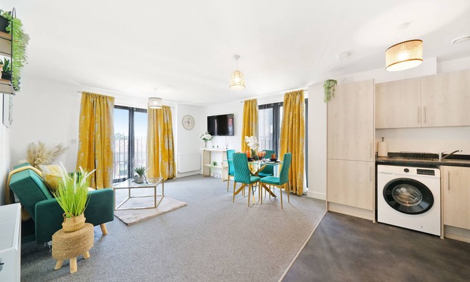 George Green Apartment | Modern Spacious 2 Bed 2 Bath Apartment